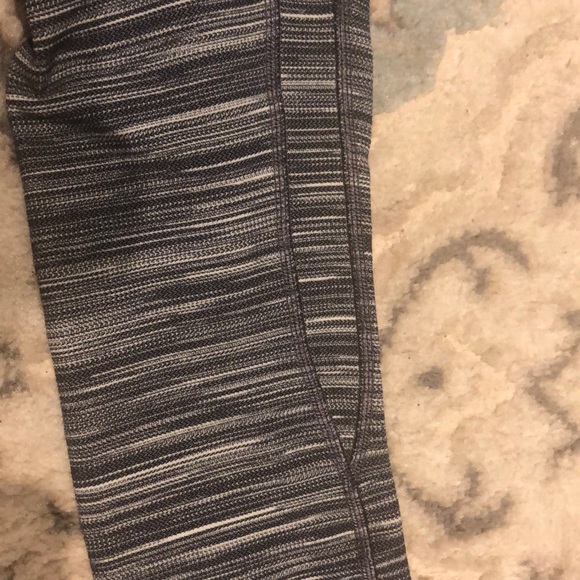 ALIGN LULULEMON 21’ CROSS WAIST SIZE 2 - Picture 5 of 7